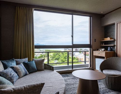 和室にベッドを設えたゆったり客室