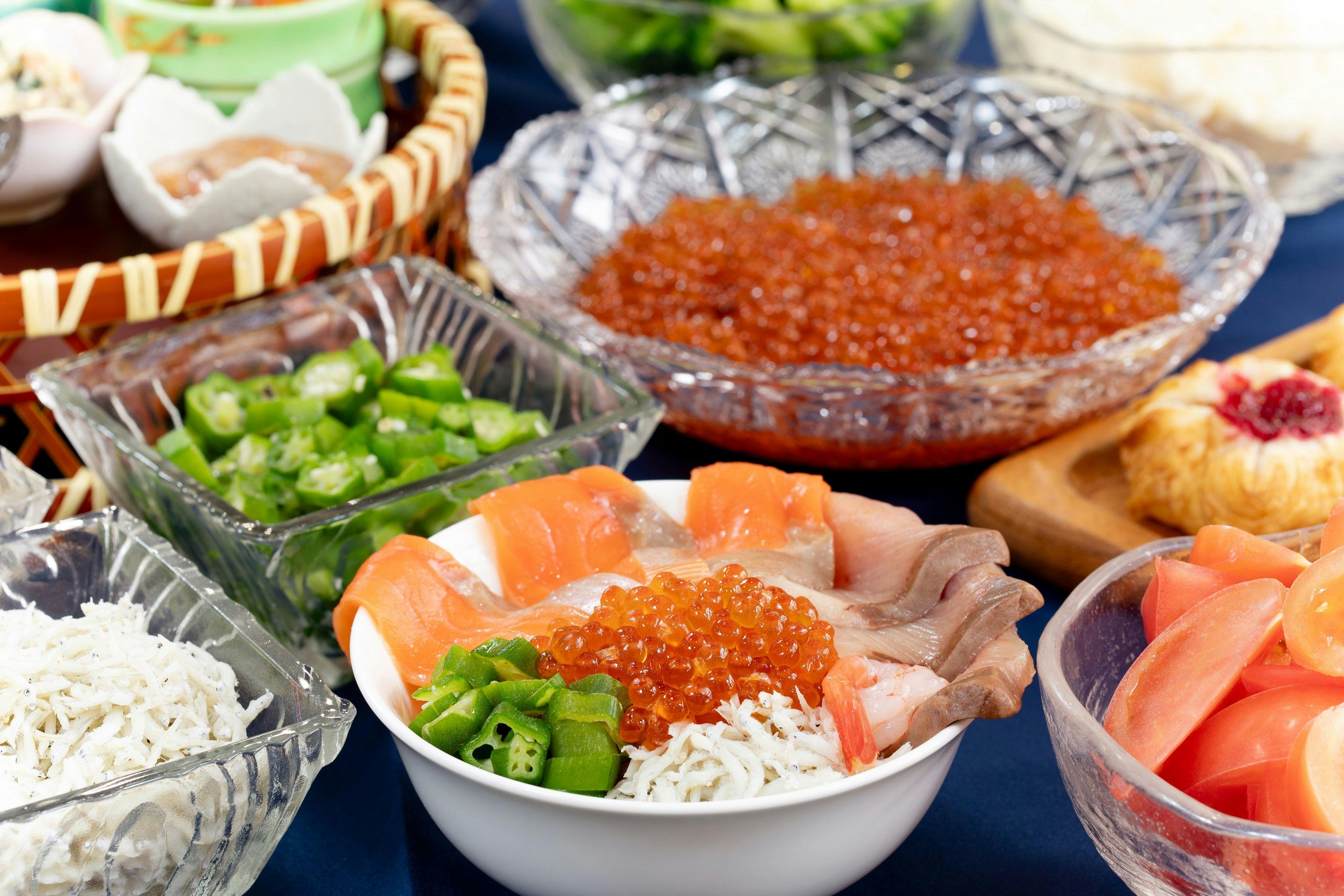 บุฟเฟ่ต์อาหารเช้าพร้อมเมนูพิเศษจากเกาะ