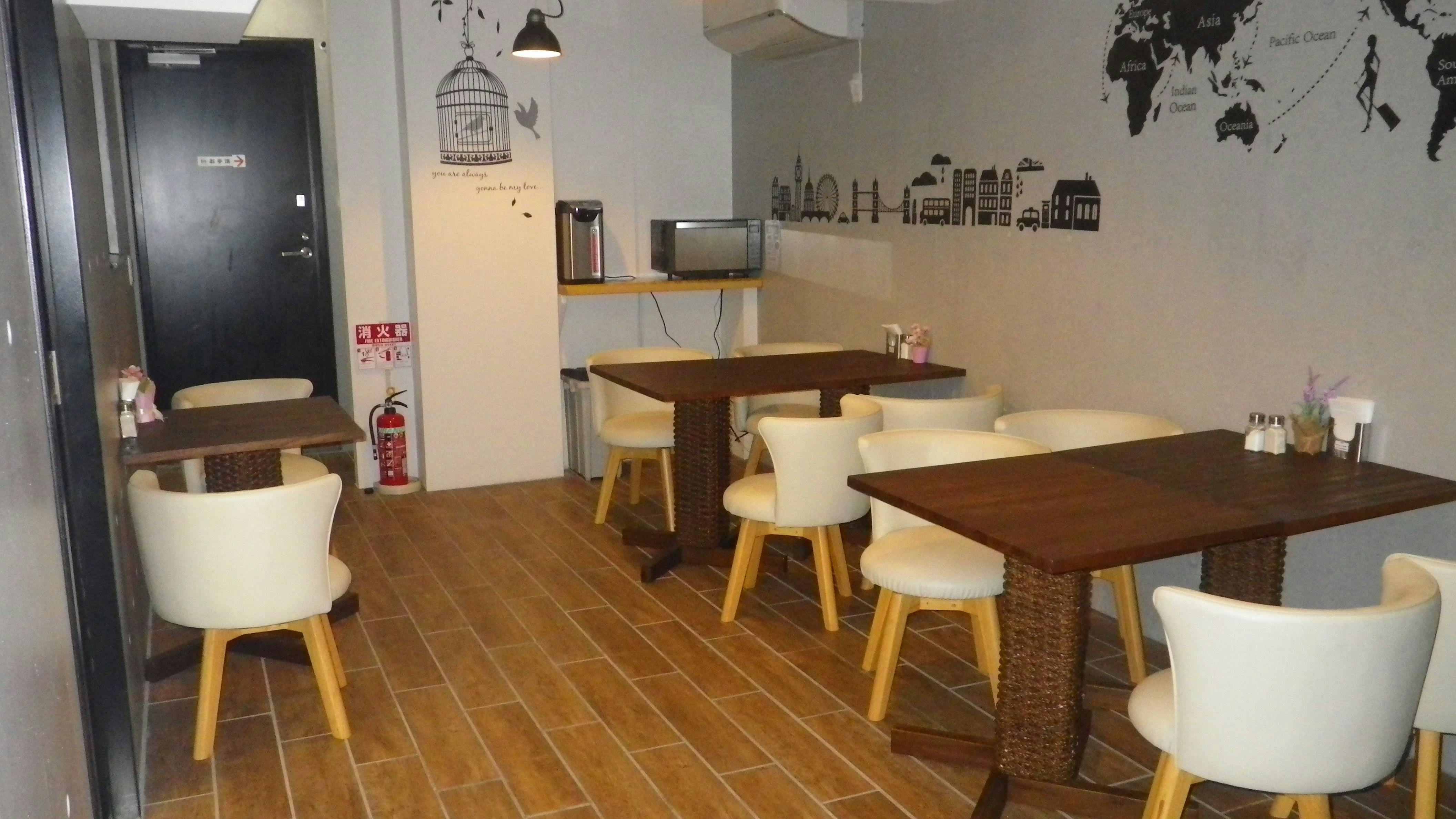 ห้องพักผ่อนและห้องอาหารเช้าที่สามารถใช้รับประทานอาหารได้ในช่วงดึก