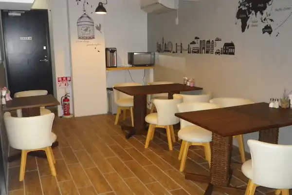 ห้องพักผ่อนและห้องอาหารเช้าที่สามารถใช้รับประทานอาหารได้ในช่วงดึก