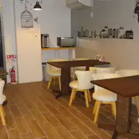 ห้องพักผ่อนและห้องอาหารเช้าที่สามารถใช้รับประทานอาหารได้ในช่วงดึก