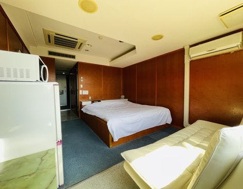 ソファーベッド付部屋白2