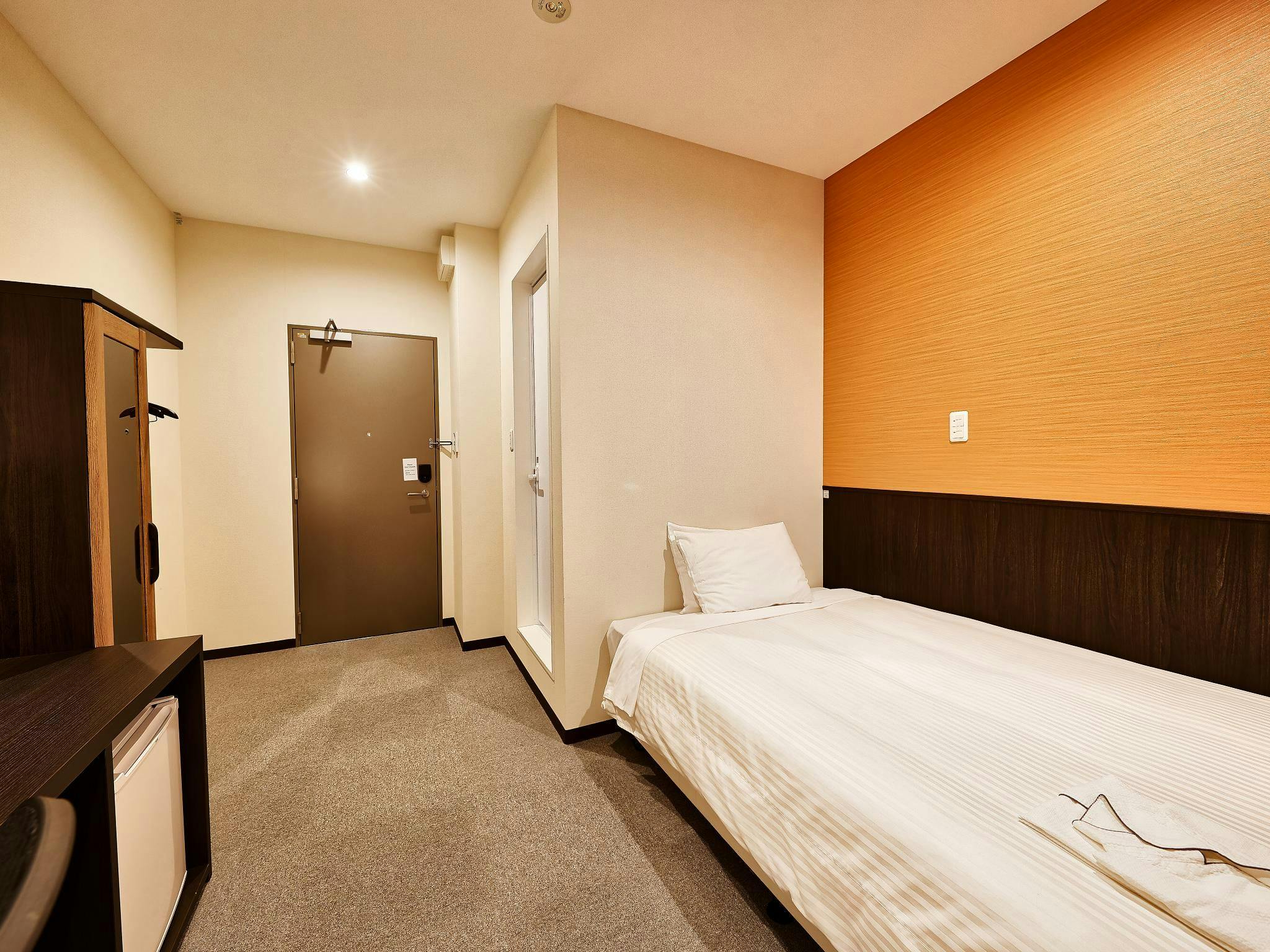 เรามีเตียงเซมิ-ดับเบิลให้บริการ