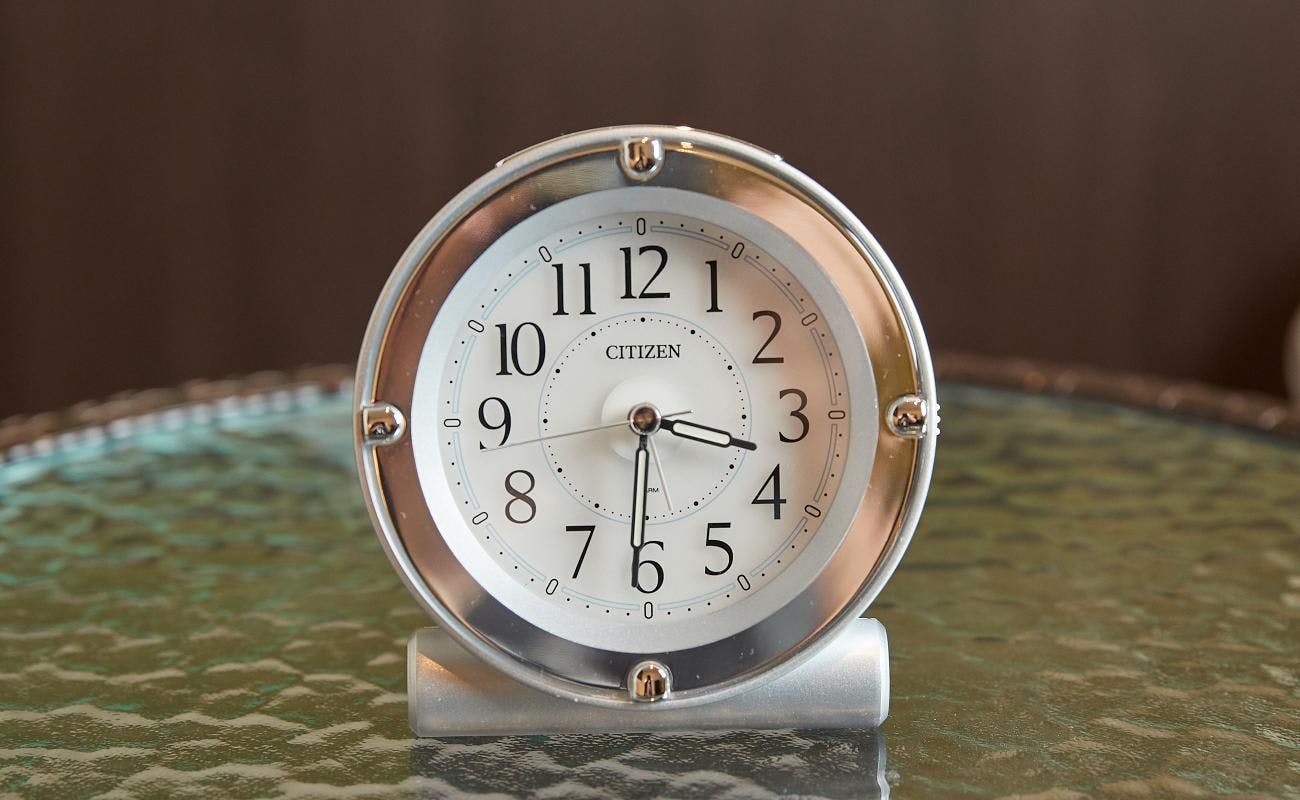 ห้องพักทุกห้องมีนาฬิกาตั้งโต๊ะ