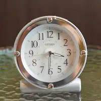 ห้องพักทุกห้องมีนาฬิกาตั้งโต๊ะ