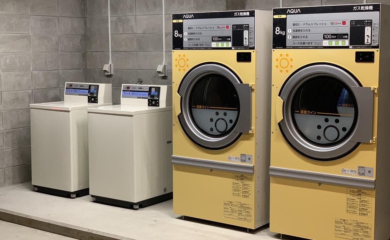 มีเครื่องซักผ้าหยอดเหรียญภายในอาคาร