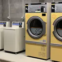 มีเครื่องซักผ้าหยอดเหรียญภายในอาคาร