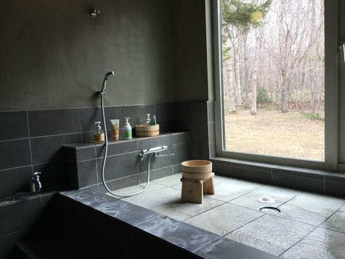 大きな源泉かけ流しの内風呂。