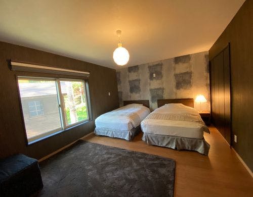 奥の寝室は落ち着いた雰囲気