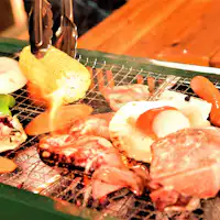 豪邁且正宗的炭火燒烤料理