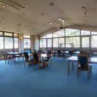 * Ruang makan dengan desain jendela besar yang khas