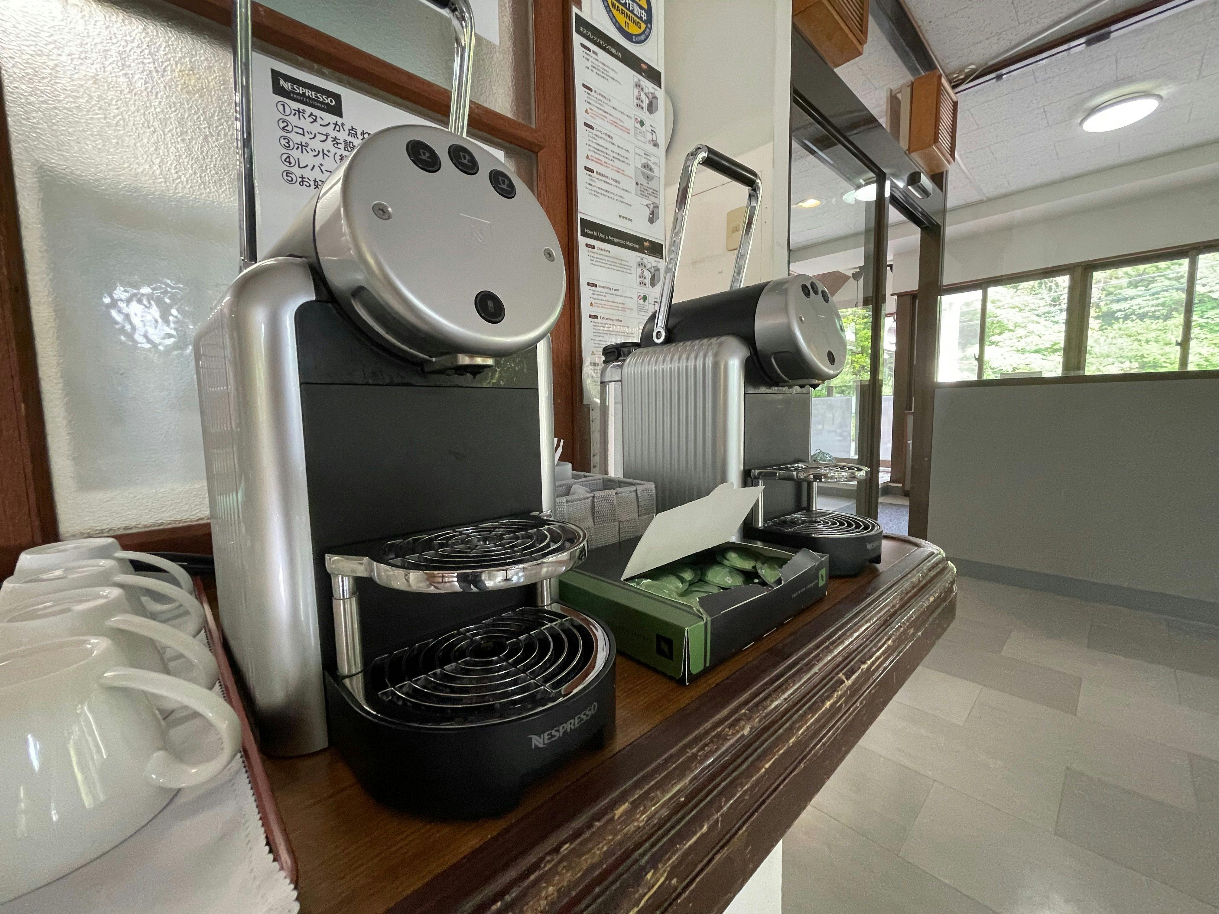 숙소 투숙객은 커피가 무료입니다.