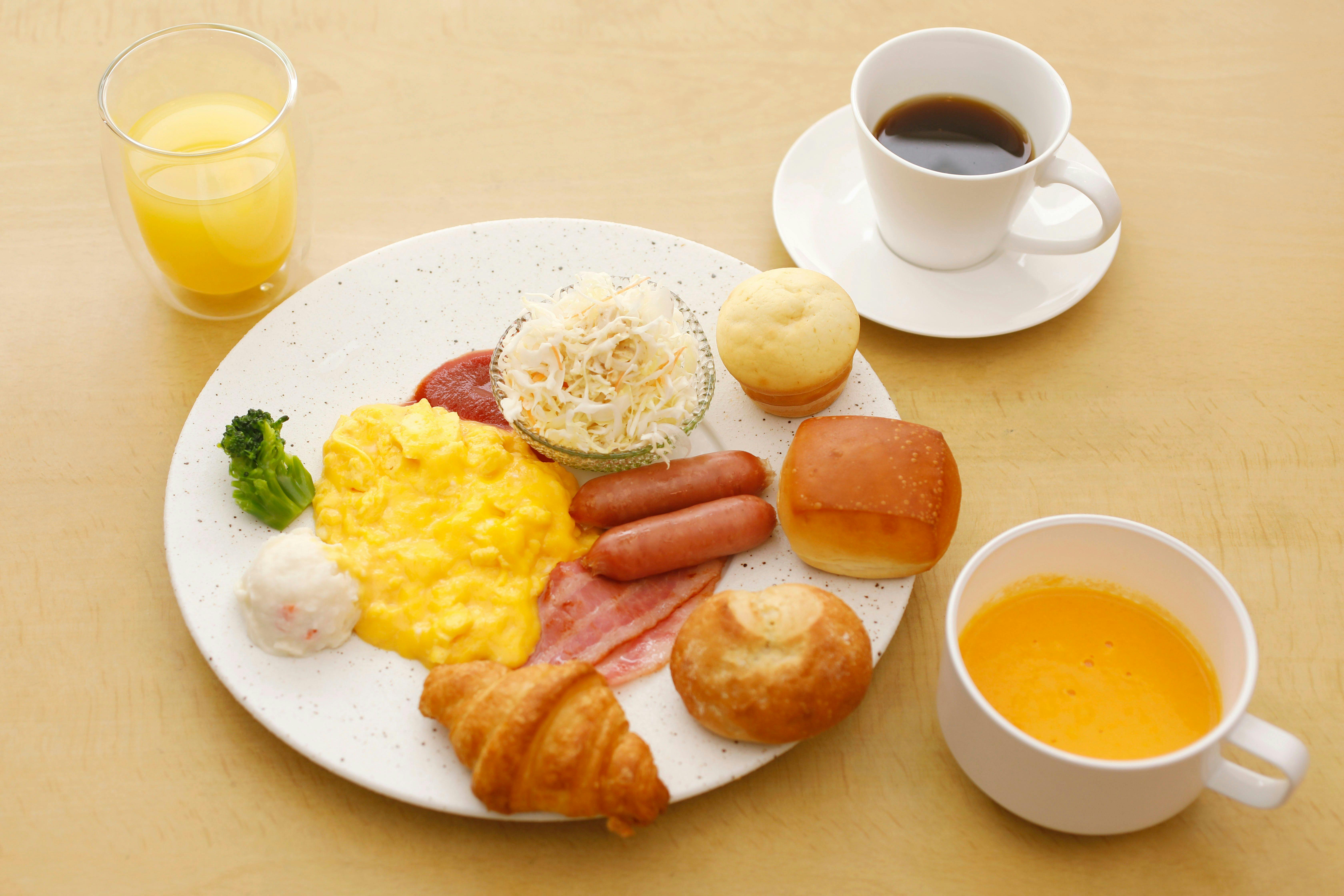 빵과 스크램블 에그를 주된 아침 식사로