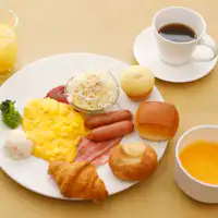 빵과 스크램블 에그를 주된 아침 식사로