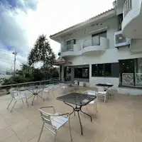 입구 옆에 테라스가 있습니다.