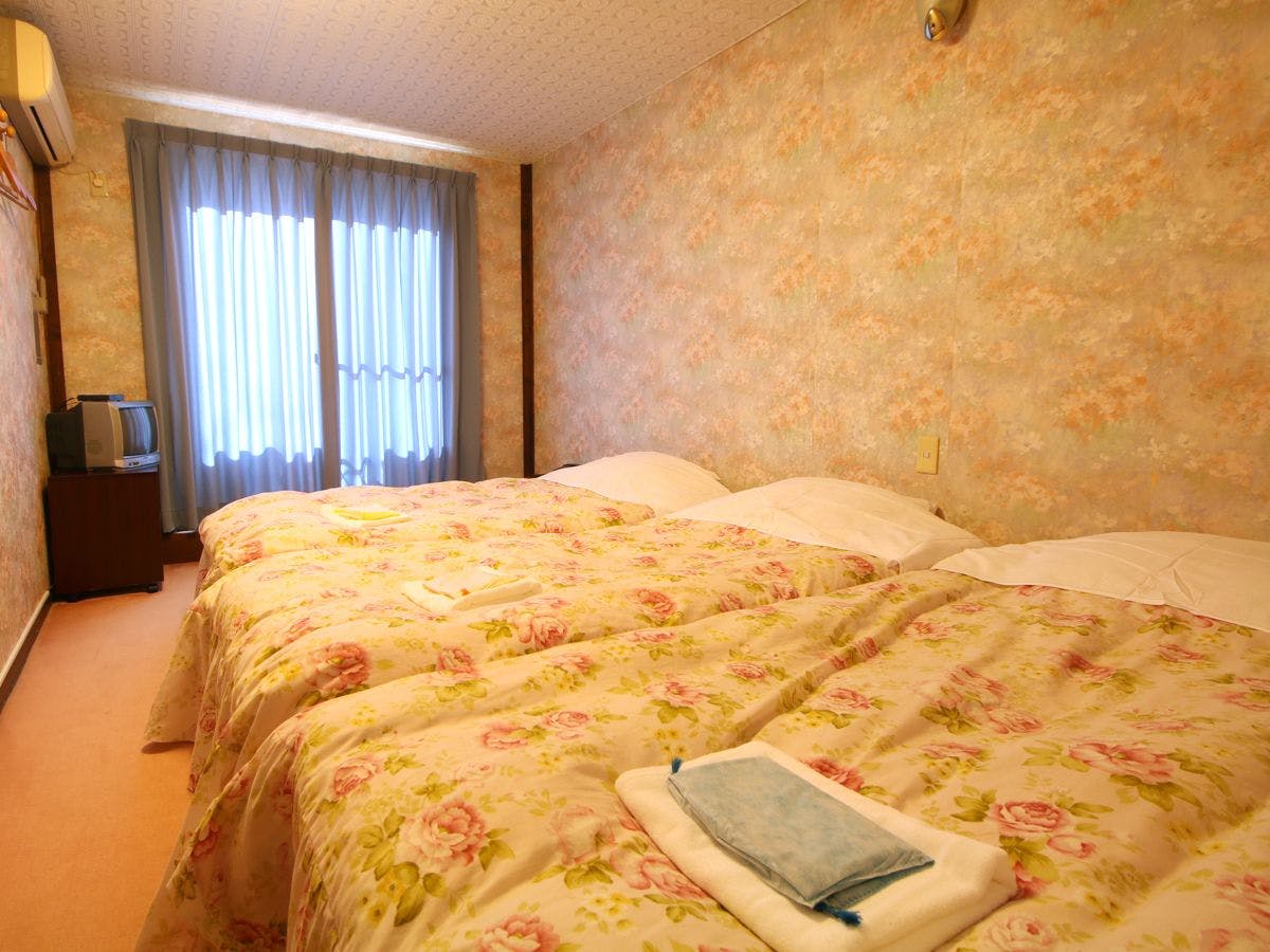 따뜻한 분위기의 서양식 객실입니다.