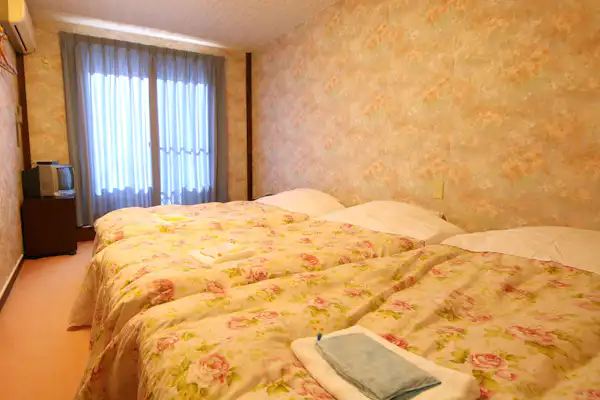 따뜻한 분위기의 서양식 객실입니다.