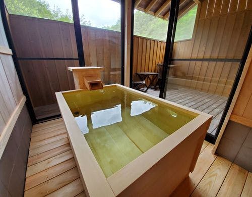 テラス付和洋室の檜風呂