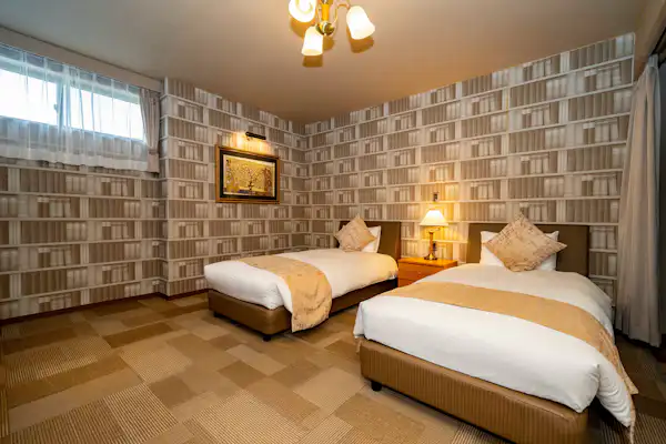 스위트룸 (트윈 침대 쪽)