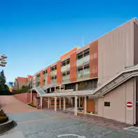 ภายนอกอาคารฝั่งตะวันตก