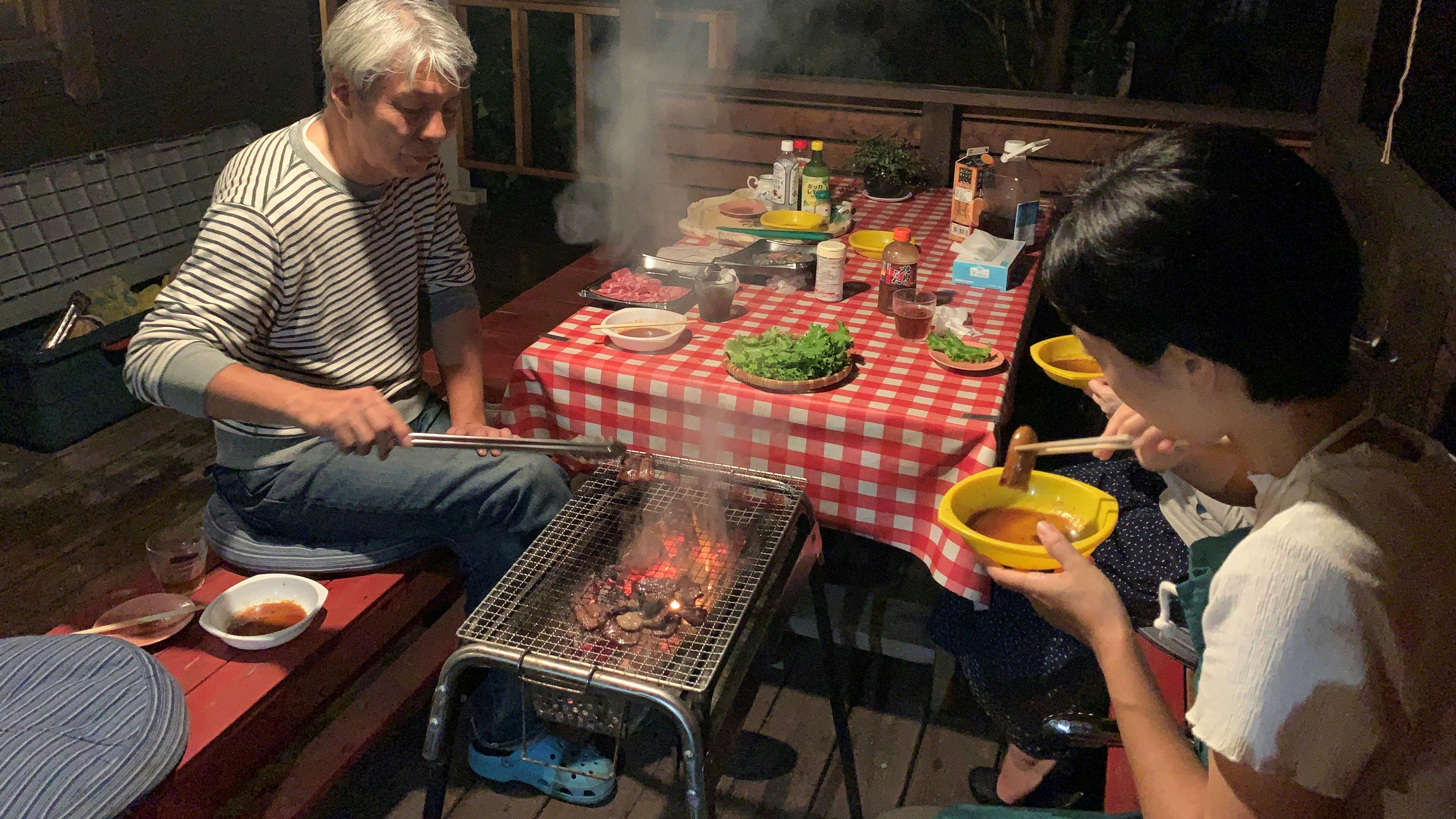 데크에서의 바비큐 모습