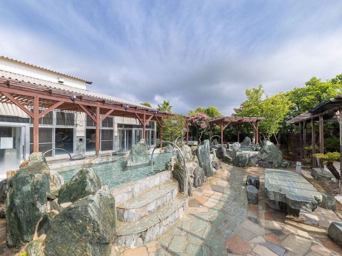 【น้ำพุร้อนที่ดีที่สุด】เพลิดเพลินกับพื้นที่กว้างขวางใต้ท้องฟ้าสีคราม