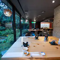 ร้านอาหารที่หันหน้าเข้าสู่ลานกลาง