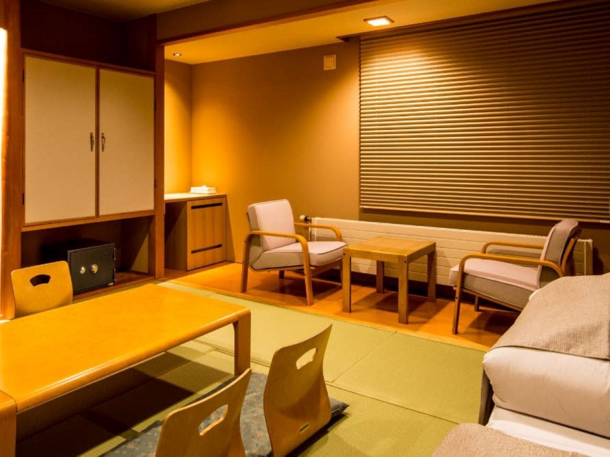 Kamar bergaya Jepang yang nyaman untuk 3-4 orang.