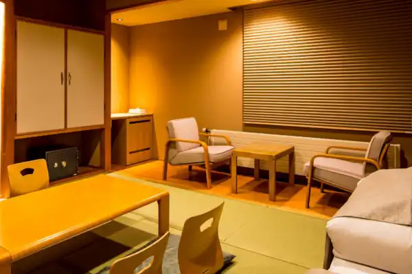 Kamar bergaya Jepang yang nyaman untuk 3-4 orang.