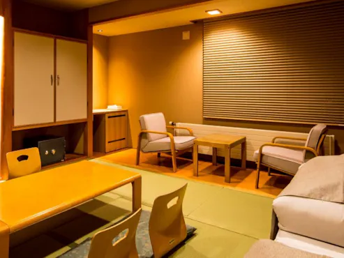 Kamar bergaya Jepang yang nyaman untuk 3-4 orang.