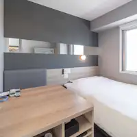 넓은 책상과 침대로 업무에 최적화된 공간입니다.