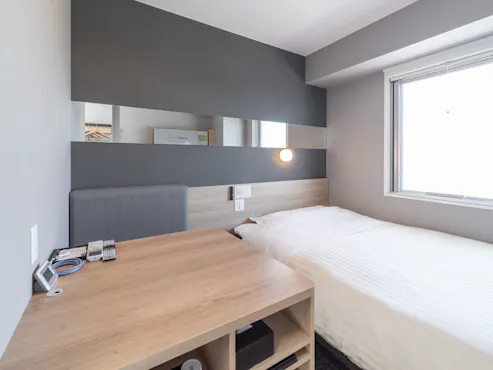 넓은 책상과 침대로 업무에 최적화된 공간입니다.