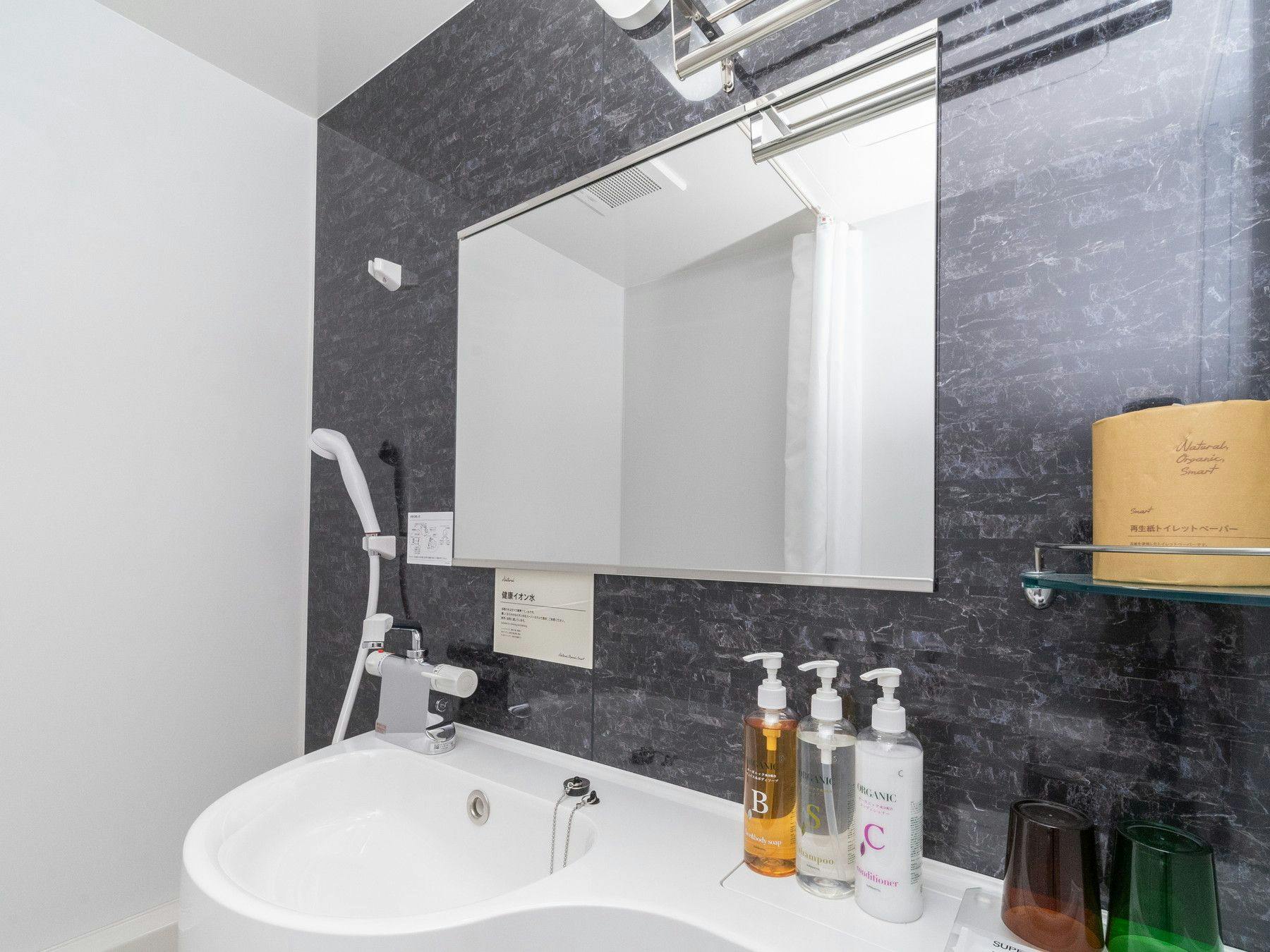 모든 객실에 유닛 욕실 완비.