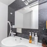 모든 객실에 유닛 욕실 완비.