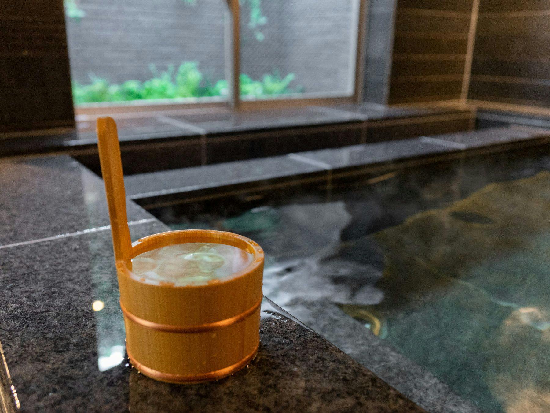 무색 투명한 저장성 약알칼리성 고온 온천.