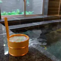 무색 투명한 저장성 약알칼리성 고온 온천.