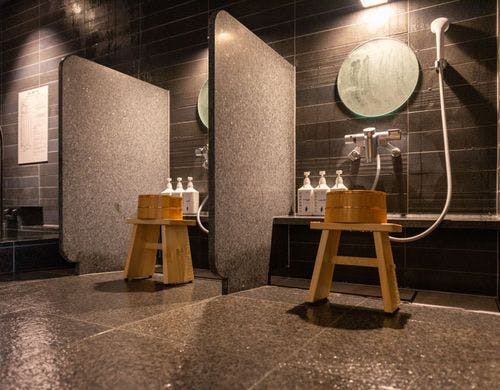 洗い場の椅子・桶にも「東濃ヒノキ」使用