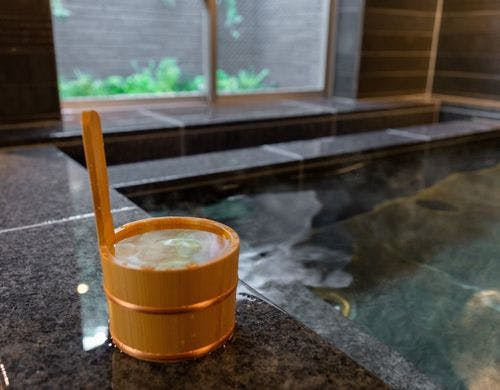 無色透明の低張性弱アルカリ性高温泉