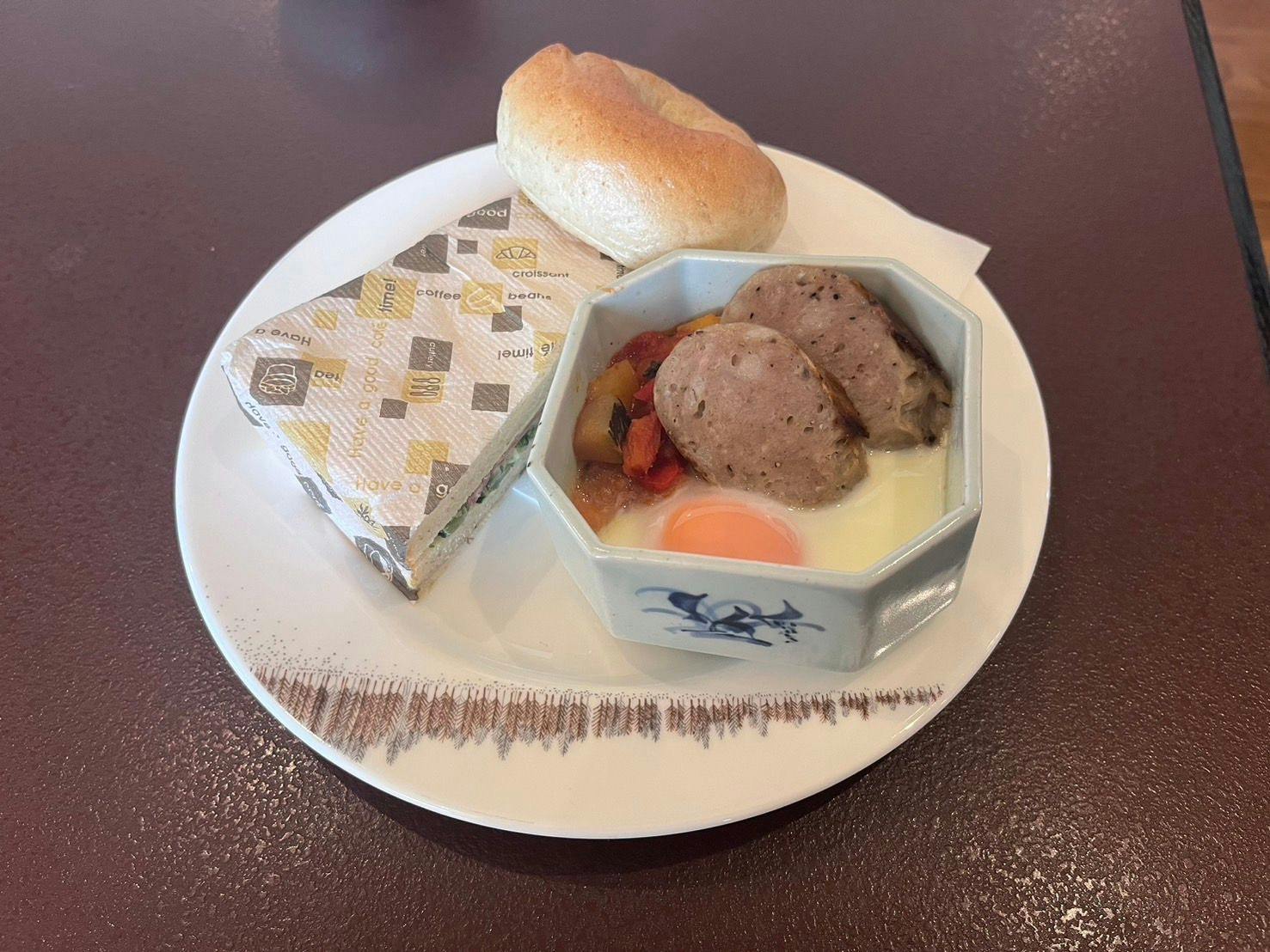 ไส้กรอกหมูชินชู กินโจ และแซนด์วิชโนซาวานะ