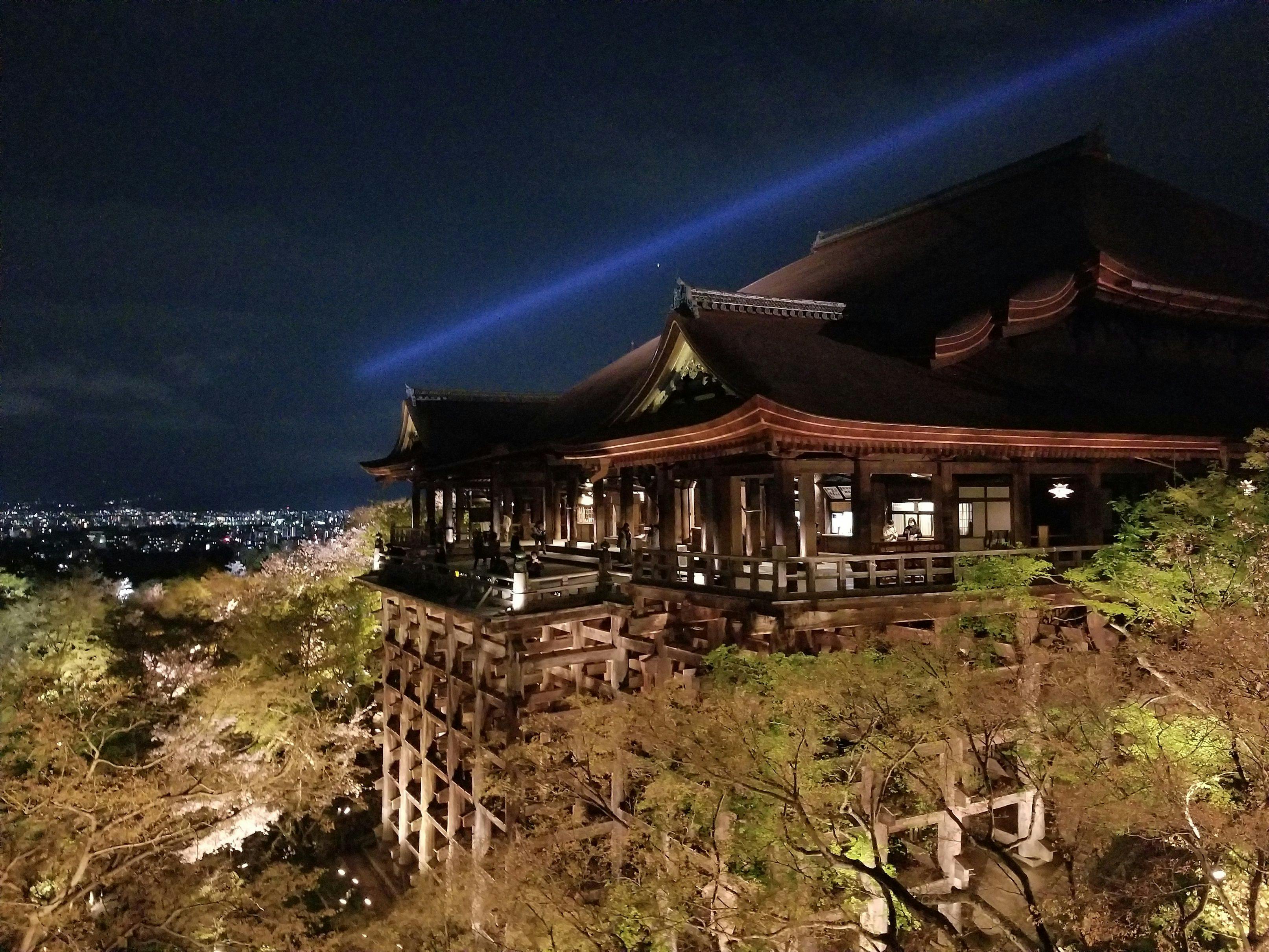 Mari berjalan kaki ke Kuil Kiyomizu.