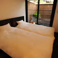 Kamar tidur menghadap halaman tengah lantai 1
2 tempat tidur single