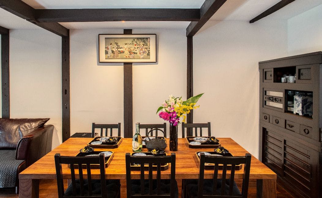 Ruang makan yang luas.