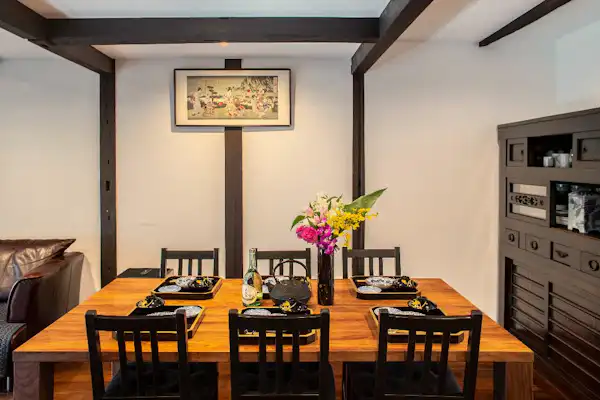 Ruang makan yang luas.