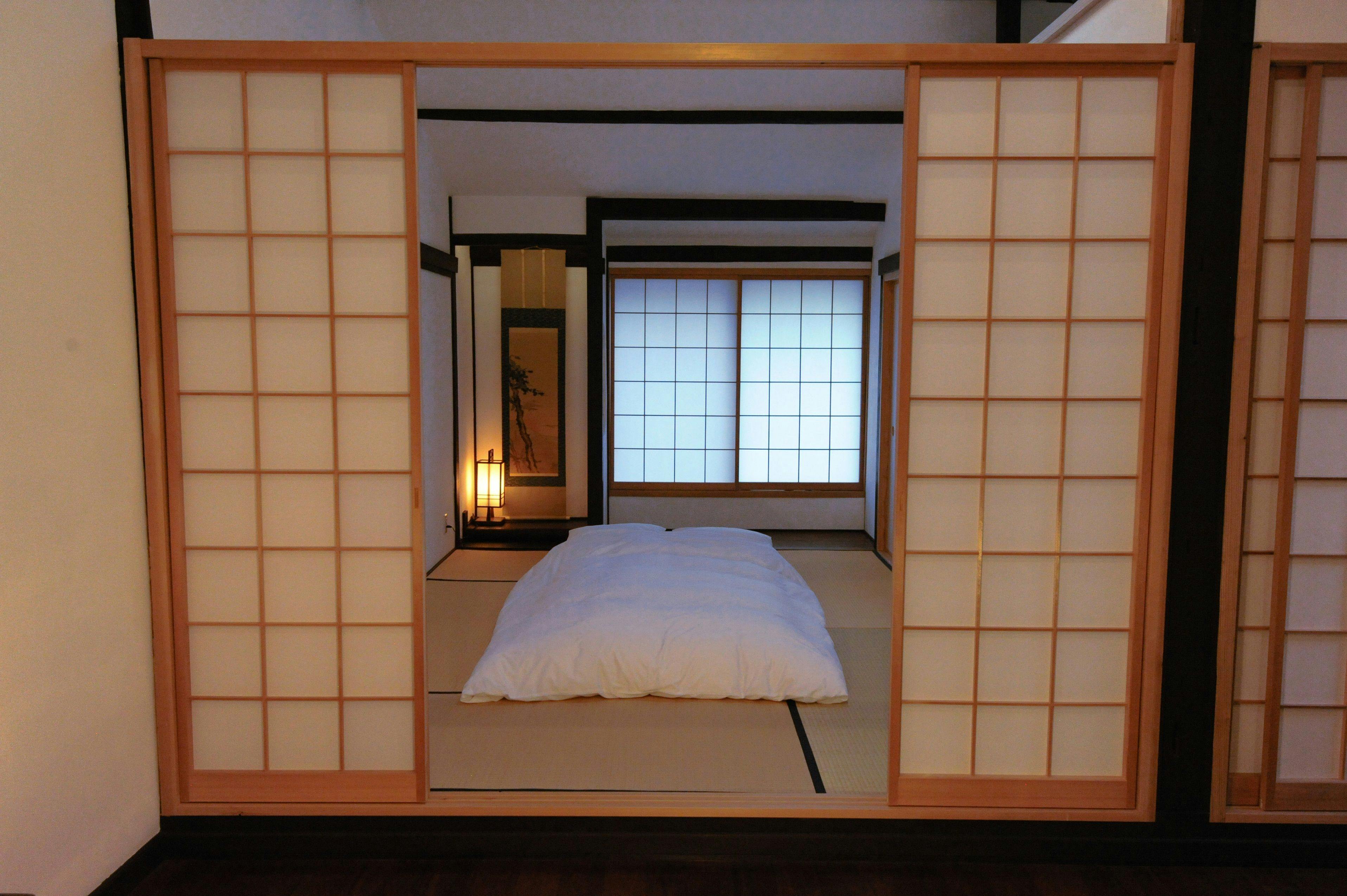 Silakan beristirahat dengan nyaman di atas kasur.