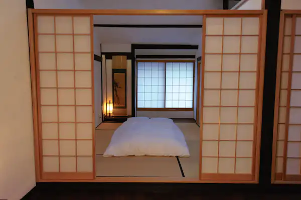 Silakan beristirahat dengan nyaman di atas kasur.