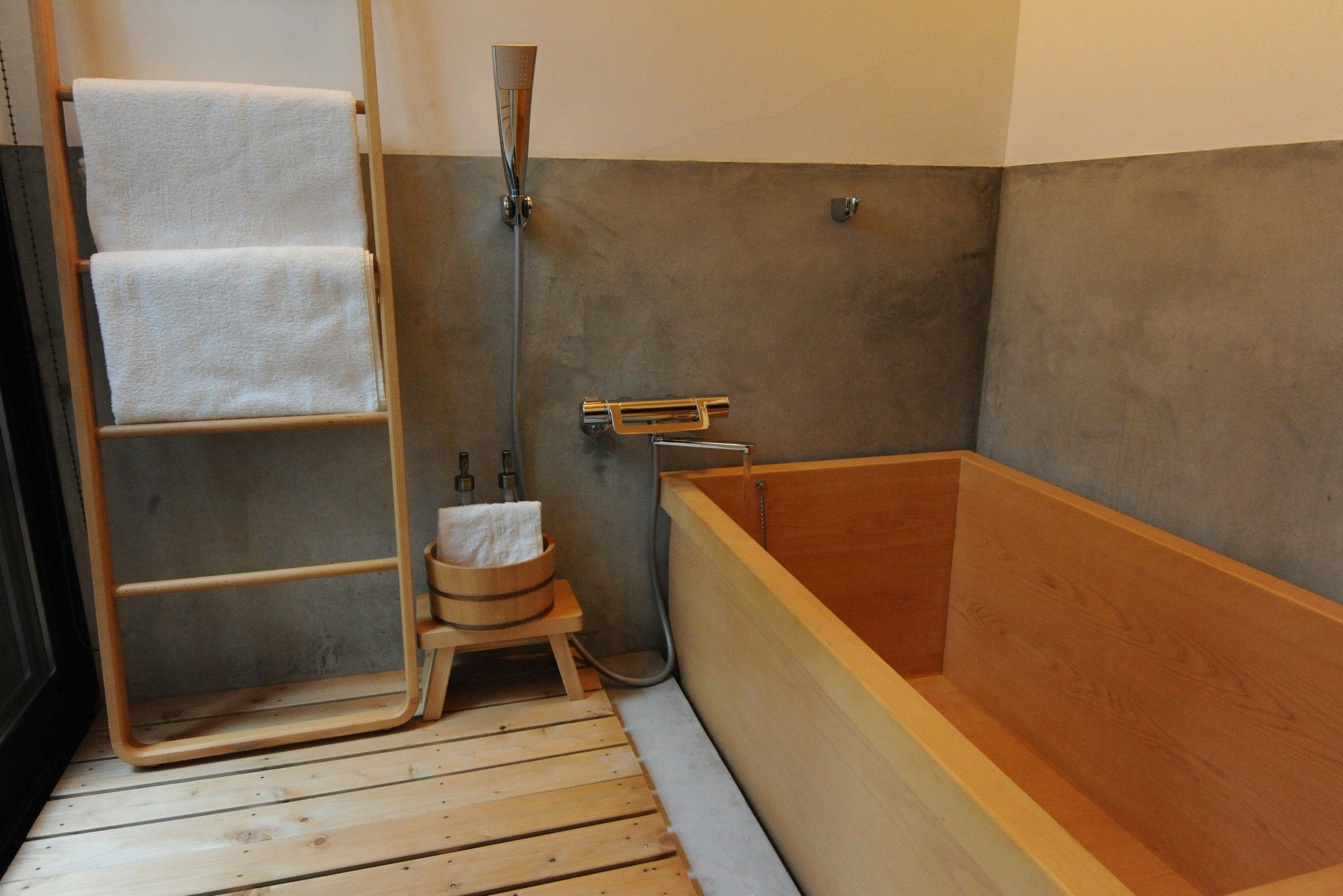 Bersantai di kamar mandi sambil menikmati pemandangan halaman.