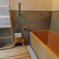 Bersantai di kamar mandi sambil menikmati pemandangan halaman.