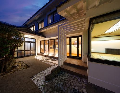 お庭からの外観