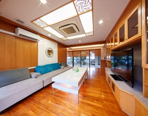 1階＜リビングルーム＞