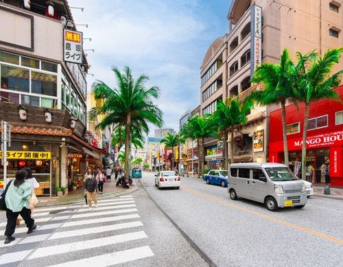 沖縄隋一の繁華街＜国際通り＞車で約10分